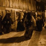 Wie aus einer anderen Zeit muten die zotteligen Gestalten an, die sich in der Dämmerung die vereiste Dorfstraße entlang bewegen und lange bedrohliche Schatten an den Wänden der Stallungen werfen 