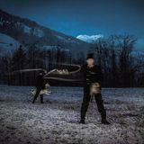 Nach altem Brauch kommt es auch darauf an, wie in der Morgendämmerung der Tag begrüßt wird. Dazu dient hier das laute "Schneiden" mit schnalzenden Peitschen, die zugleich den Winter vertreiben sollen. Die bösen Mächte der Kälte und der Finsternis sollen ausgetrieben werden. Geschnalzt wird traditionell zwischen Stefanitag (26.12.) und der Fastenzeit 