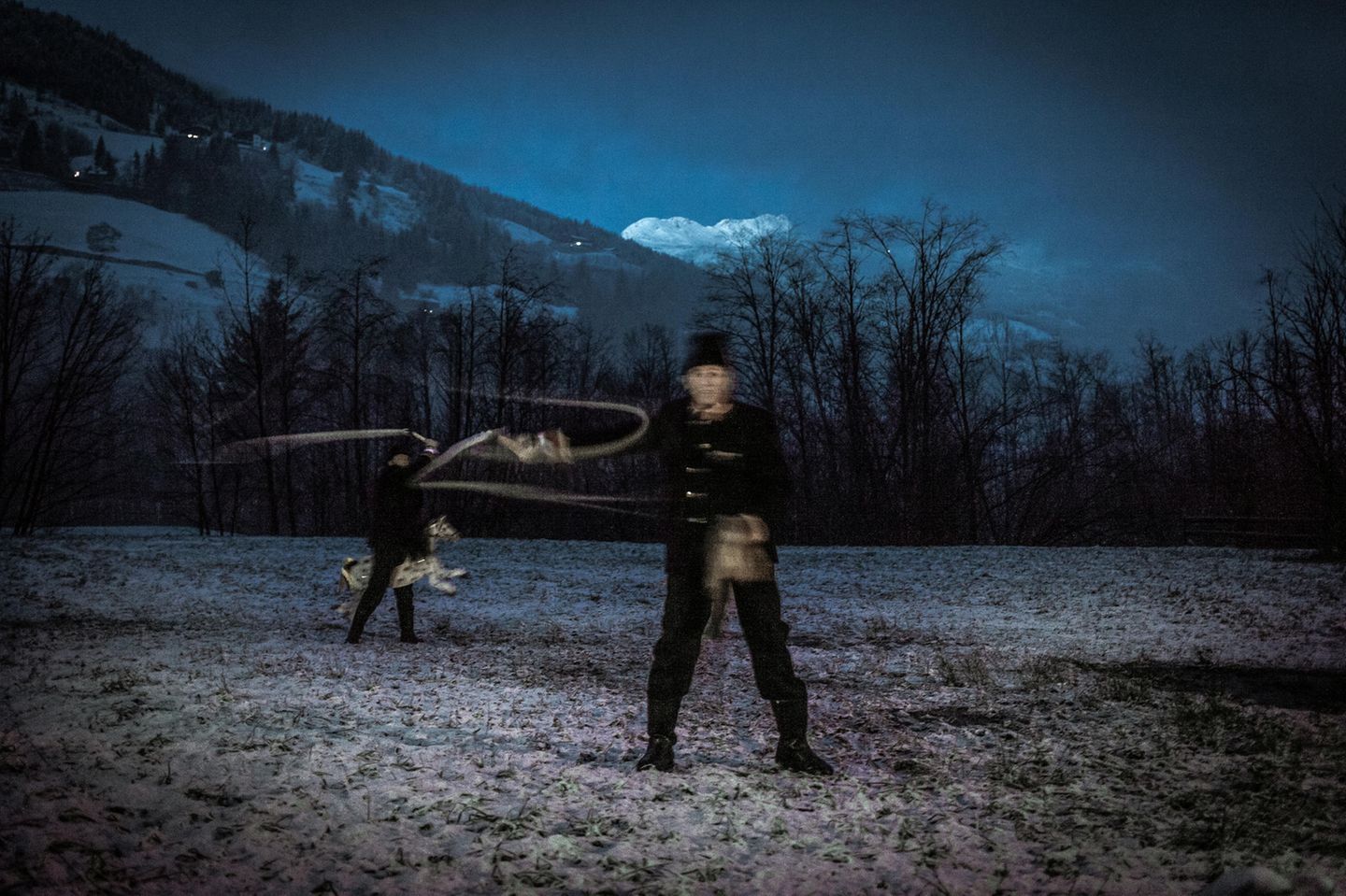 Nach altem Brauch kommt es auch darauf an, wie in der Morgendämmerung der Tag begrüßt wird. Dazu dient hier das laute "Schneiden" mit schnalzenden Peitschen, die zugleich den Winter vertreiben sollen. Die bösen Mächte der Kälte und der Finsternis sollen ausgetrieben werden. Geschnalzt wird traditionell zwischen Stefanitag (26.12.) und der Fastenzeit 