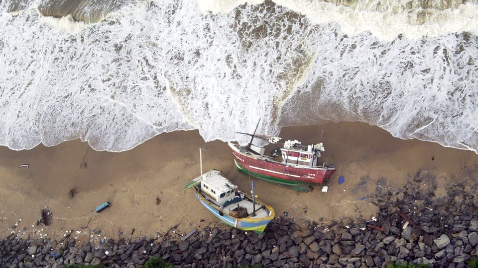 Zwei gestrandete Boote am Strand von Beruwala (Sri Lanka)