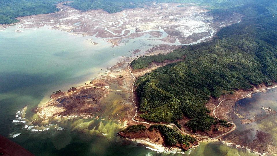 Luftbild der zerstörten Küste von Indonesien