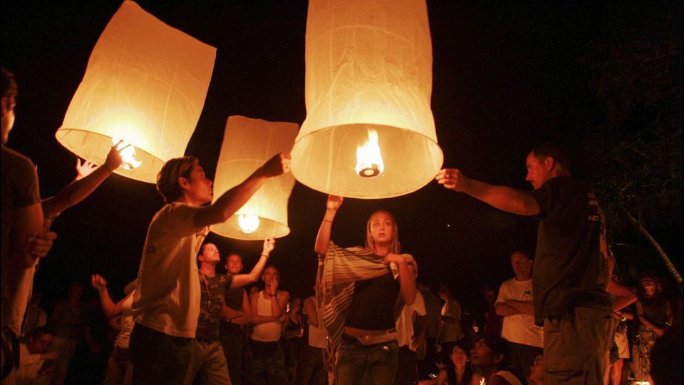 Menschen lassen auf Ko Phi Phi Laternen in den Nachthimmel steigen