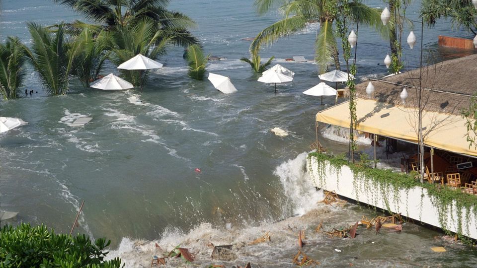 Wasser überflutet die Anlage eines Hotels