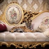 Kitsch statt Natur: Im Rahmen seiner Arbeit an einer Dokumentation über die komplexe Beziehung zwischen Menschen und Großkatzen und den Handel mit exotischen Tieren knipste Aaron Gekoski auch eins der prämierten Bilder des Fotowettbewerbs. Angetrieben durch soziale Medien, floriert der Handel mit Großkatzen unter anderem in Pakistan. Einige werden aus Südafrika importiert, andere vor Ort gezüchtet. Bei den Dreharbeiten stieß er auch auf das verschüchterte Tigerjunge "Zorro". "Die Kombination aus Blickkontakt und seinem verängstigten Gesichtsausdruck, gepaart mit der opulenten Umgebung, in die er sich scheinbar nahtlos einfügte, ergab ein eindrucksvolles und einprägsames Bild", sagt der Fotograf. "Der Kontrast zu seinem natürlichen Zuhause im Dschungel könnte nicht größer sein."            