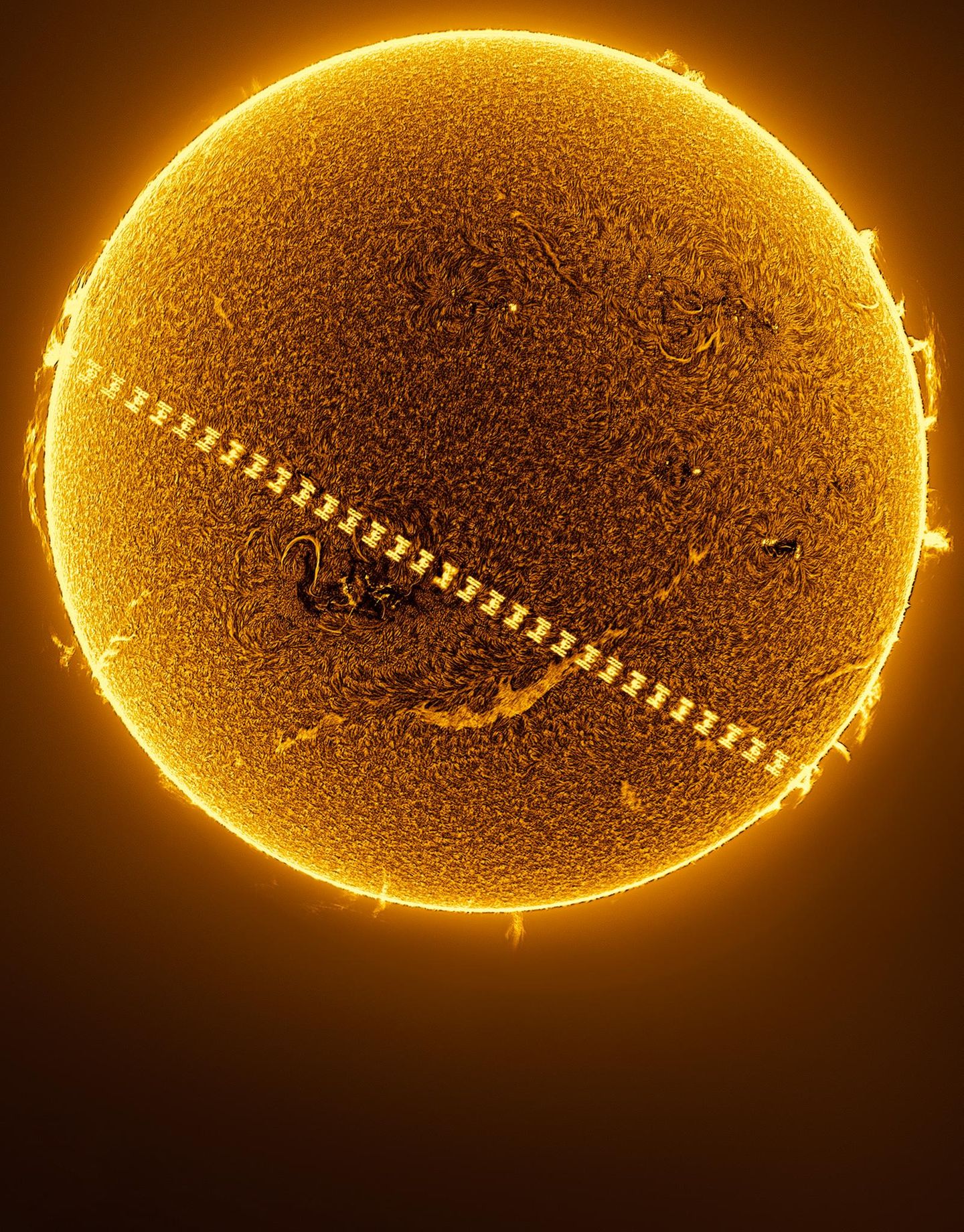 Durch die International Space Station (ISS). Den Transit der ISS über die Sonnenscheibe einzufangen sieht nicht nur spektakulär aus, es ist auch besonders schwer. Denn es ist nach 0,54 Sekunden wieder vorbei und weit von uns entfernt. Die ISS umkreist die Erde in 441,5 Kilometern Höhe. Noch mal über 100 Millionen Kilometer weiter weg befindet sich die Sonne. Miguel Claro schaffte es, den Moment einzufangen, in dem sich die Raumstation zwischen die beiden Himmelskörper schiebt. Dafür legte er 200 Bilder – innerhalb von zwei Sekunden geschossen – übereinander. Er nahm die Sequenz in Nordportugal Anfang Juni 2024 auf. Da war die ISS – sinnbildlich für die friedliche Zusammenarbeit seit den 1990er-Jahren – mit vier amerikanischen und drei russischen Astronauten besetzt.   KW 42