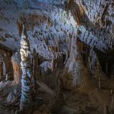 Beige Formationen in einer Höhle