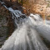Wasserfall auf Felsen