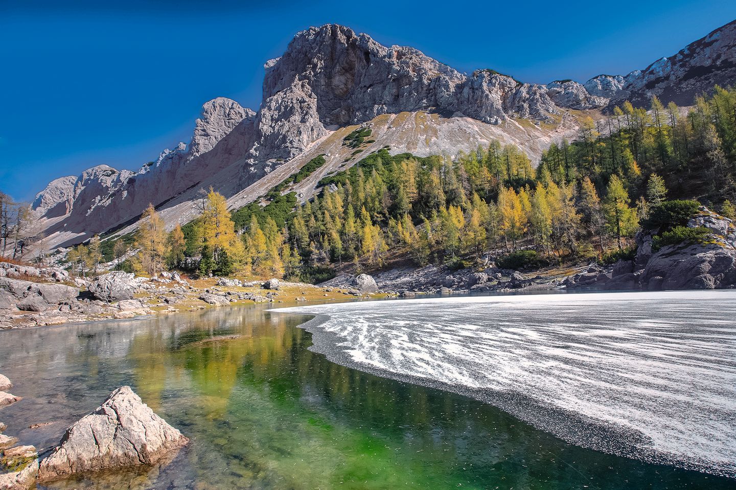 See vor einem Berggipfel