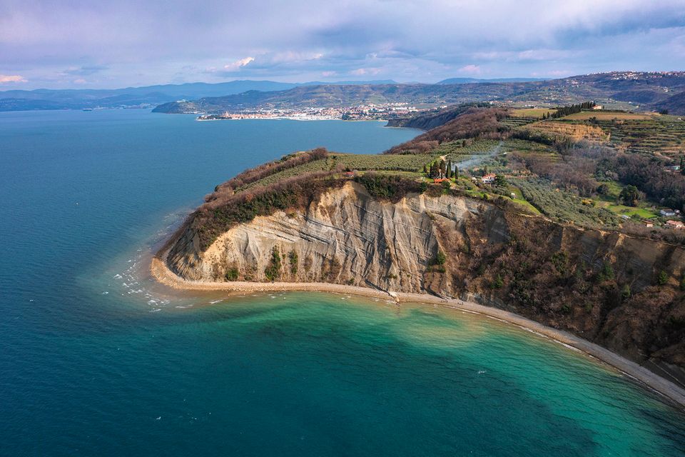 Steilküste vor kleiner Küstenstadt