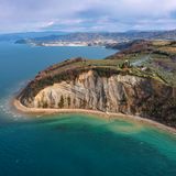 Steilküste vor kleiner Küstenstadt