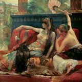 Kleopatra liegt auf einem Sofa und schaut zu, wie Leichen an ihr vorbeigetragen werden