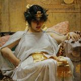 Kleopatra sitzt vor goldenem Hintergrund