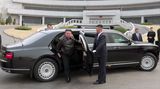 Kin Jong-un steigt aus einer großen Limousine