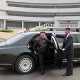 Kin Jong-un steigt aus einer großen Limousine