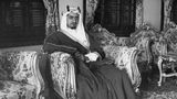 Faisal ibn Abd al-Aziz Al Saud sitzt auf einem üppigen Sessel