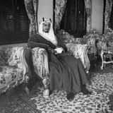 Faisal ibn Abd al-Aziz Al Saud sitzt auf einem üppigen Sessel