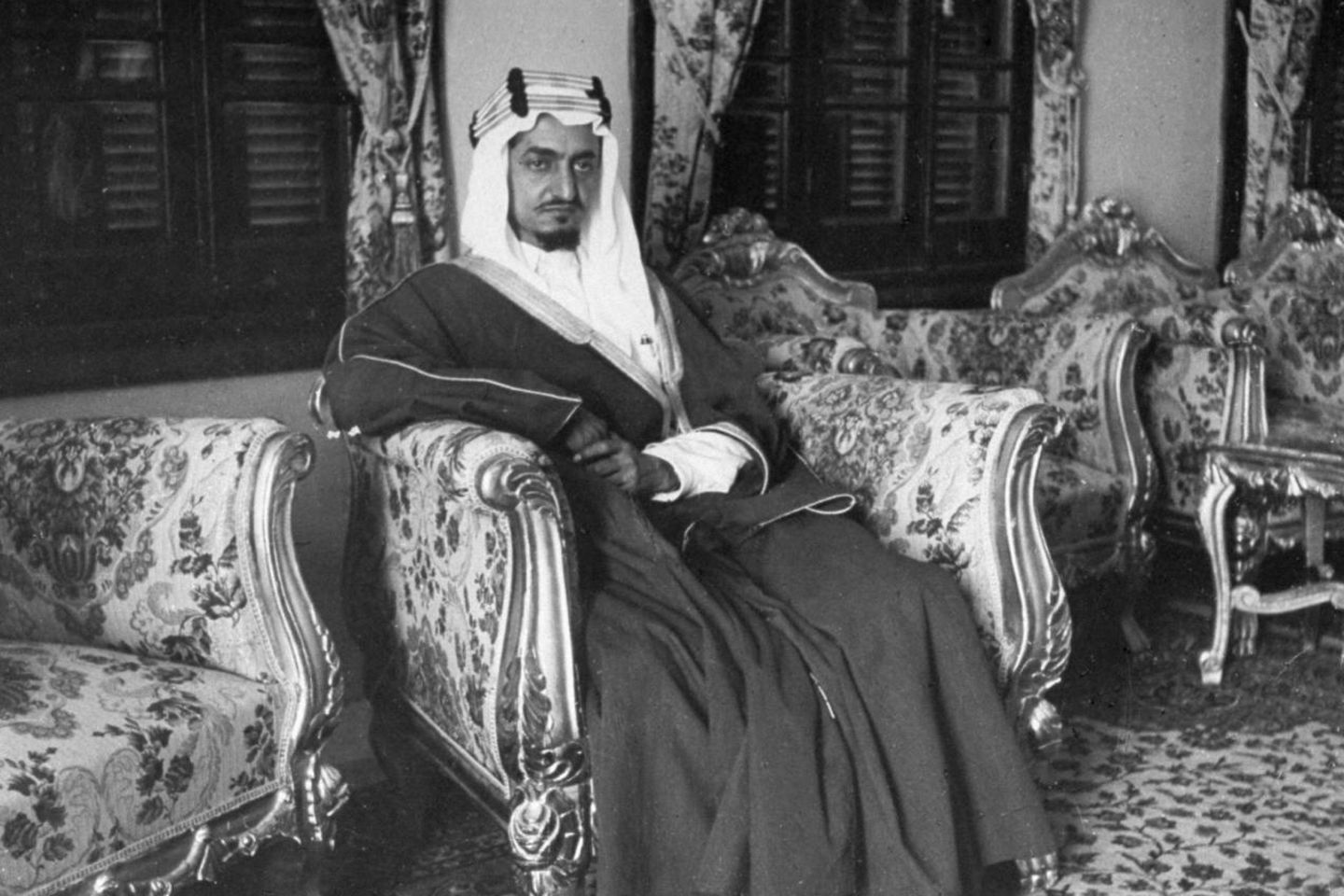 Faisal ibn Abd al-Aziz Al Saud sitzt auf einem üppigen Sessel