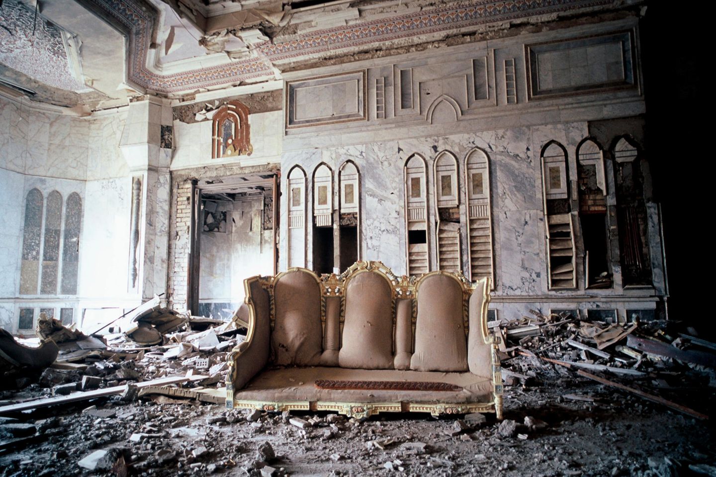 Irak: Entfesselte Stilorgien Ein Prunksofa steht in einer zerstörten Palasthalle