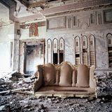 Ein Prunksofa steht in einer zerstörten Palasthalle