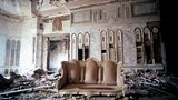 Ein Prunksofa steht in einer zerstörten Palasthalle