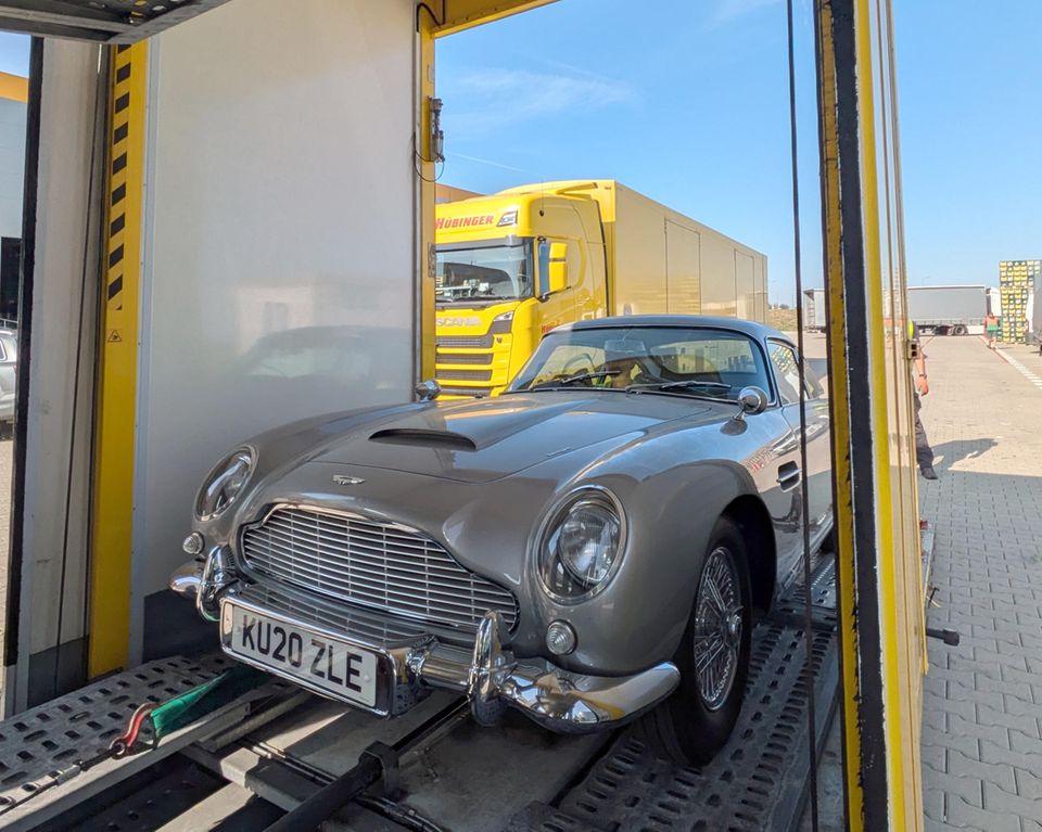 Er diente als Waffe, beim Verfolgen von Bösewichtern und als Sektkühler: James Bonds kultiger Aston Martin DB5 wird in der Nähe von Prag verladen. Mehr als 130 ikonische Requisiten aus der Welt von James Bond transportierte DHL von der Prager Ausstellung "Bond in Motion" nach Wien