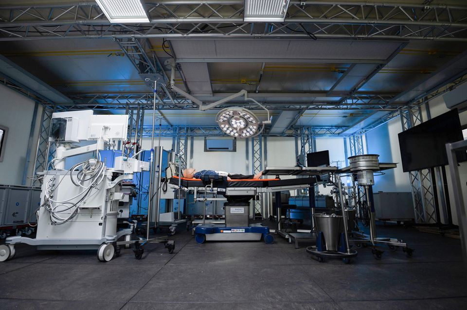 Im Februar 2024 ging die weltweit erste mobile Herzklinik auf eine Reise von Bremen nach Zacamil in El Salvador. Entwickelt wurde die Klinik von der Hilfsorganisation Kinderherzen. Sie macht chirurgische Eingriffe in Regionen möglich, wo sonst die Einrichtungen fehlen