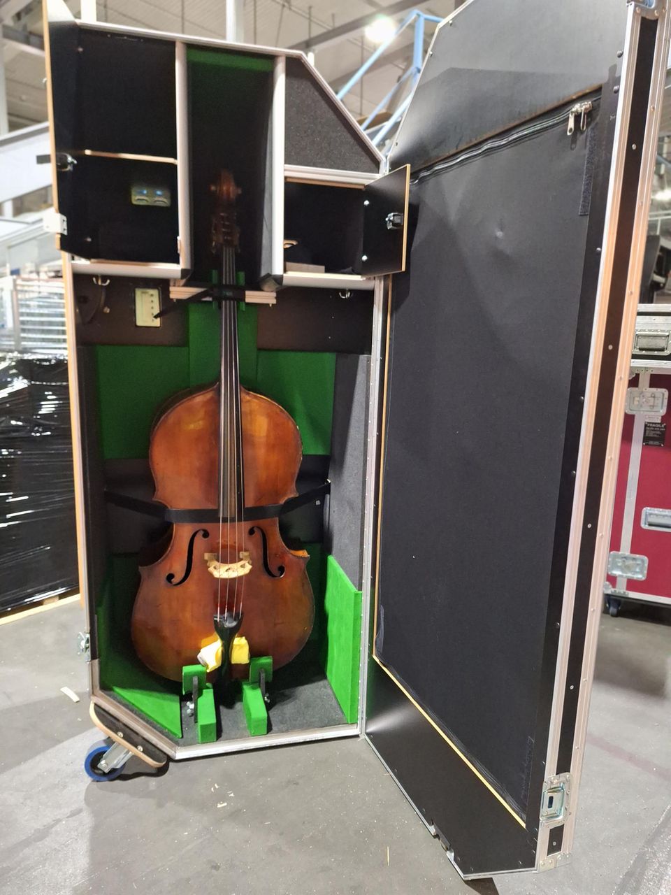 Ein paar Grad zu wenig, und die Geige ist ruiniert: Die Japan-Tournee des London Philharmonic Orchestra im September 2024 war ein forderndes Logistikprojekt. Etwa 60 wertvolle Instrumente, darunter Kontrabässe, Celli, Pauken und eine Harfe, mussten von Großbritannien nach Japan transportiert werden – und dort zwischen den verschiedenen Auftrittsstädten
