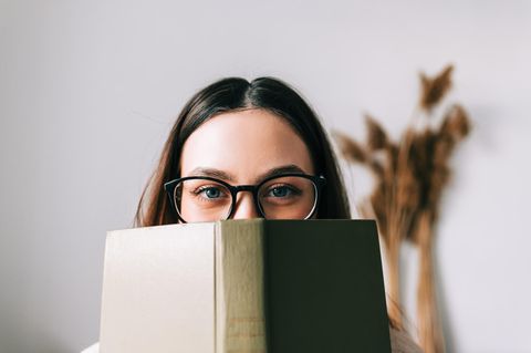 Nichts geht über gemütliche Tage mit einem Buch in der Hand. Hier kommen elf Geschenkideen für Buchliebhaberinnen und -liebhaber