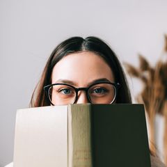 Nichts geht über gemütliche Tage mit einem Buch in der Hand. Hier kommen elf Geschenkideen für Buchliebhaberinnen und -liebhaber