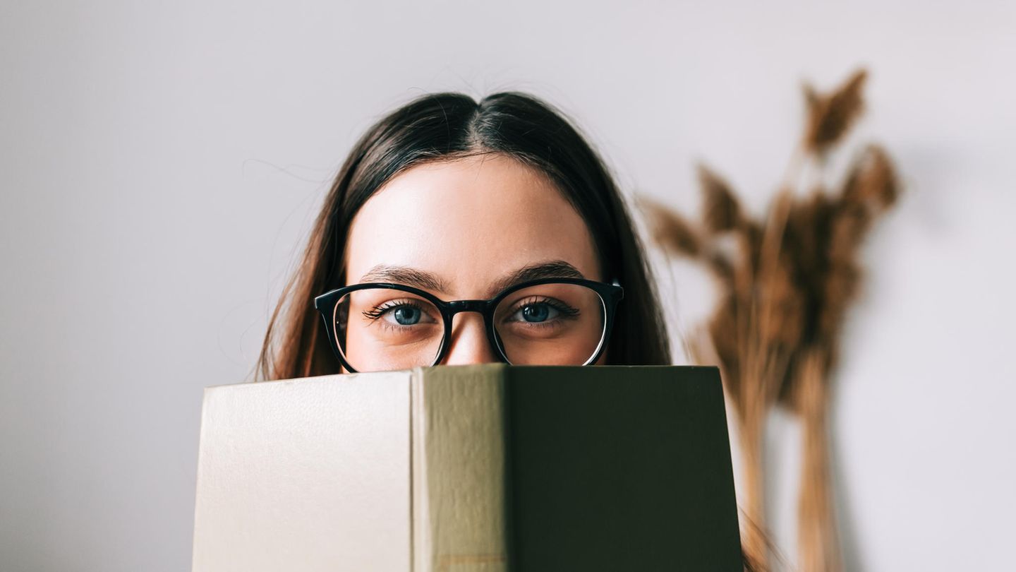 Nichts geht über gemütliche Tage mit einem Buch in der Hand. Hier kommen elf Geschenkideen für Buchliebhaberinnen und -liebhaber
