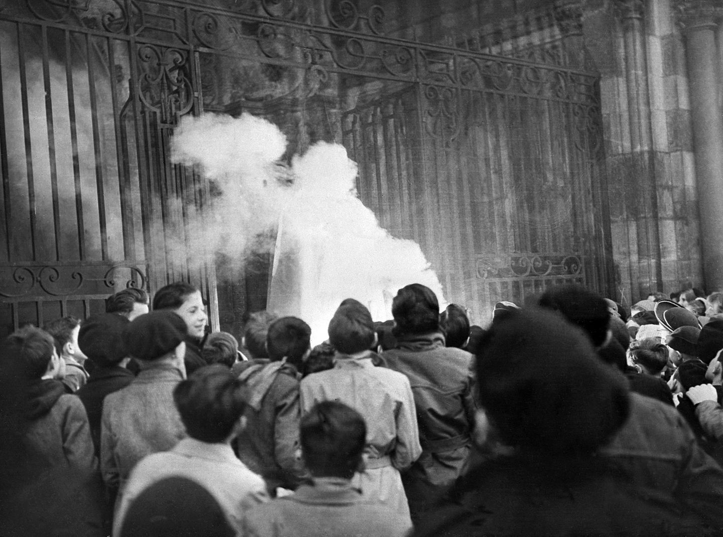 23. Dezember 1951 In der Kathedrale in Dijon wird der Weihnachtsmann angezündet