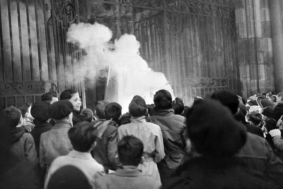 23. Dezember 1951 In der Kathedrale in Dijon wird der Weihnachtsmann angezündet 1.3447