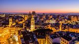 Blick von oben, auf die nächtlich erleuchtete Stadt Valencia.