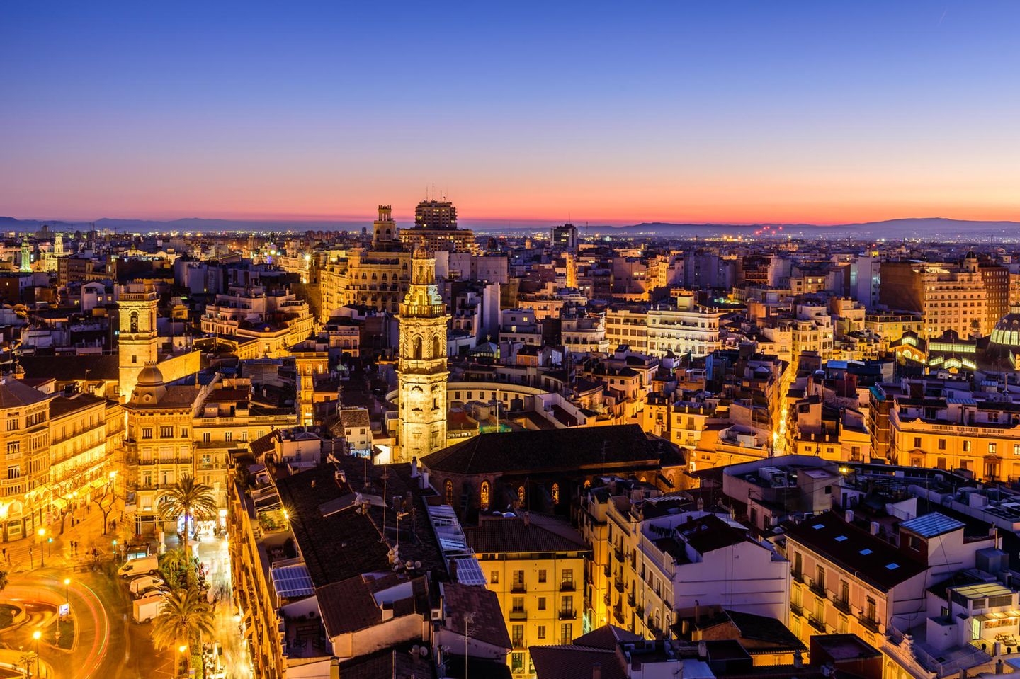 Blick von oben, auf die nächtlich erleuchtete Stadt Valencia.
