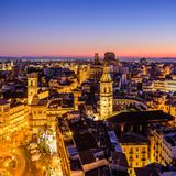 Blick von oben, auf die nächtlich erleuchtete Stadt Valencia.