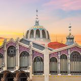 Die Kuppel der Markthalle im Licht des Sonnenuntergangs.