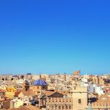Skyline von Valencia mit, in warmen Farbtönen gehaltene Häuser.