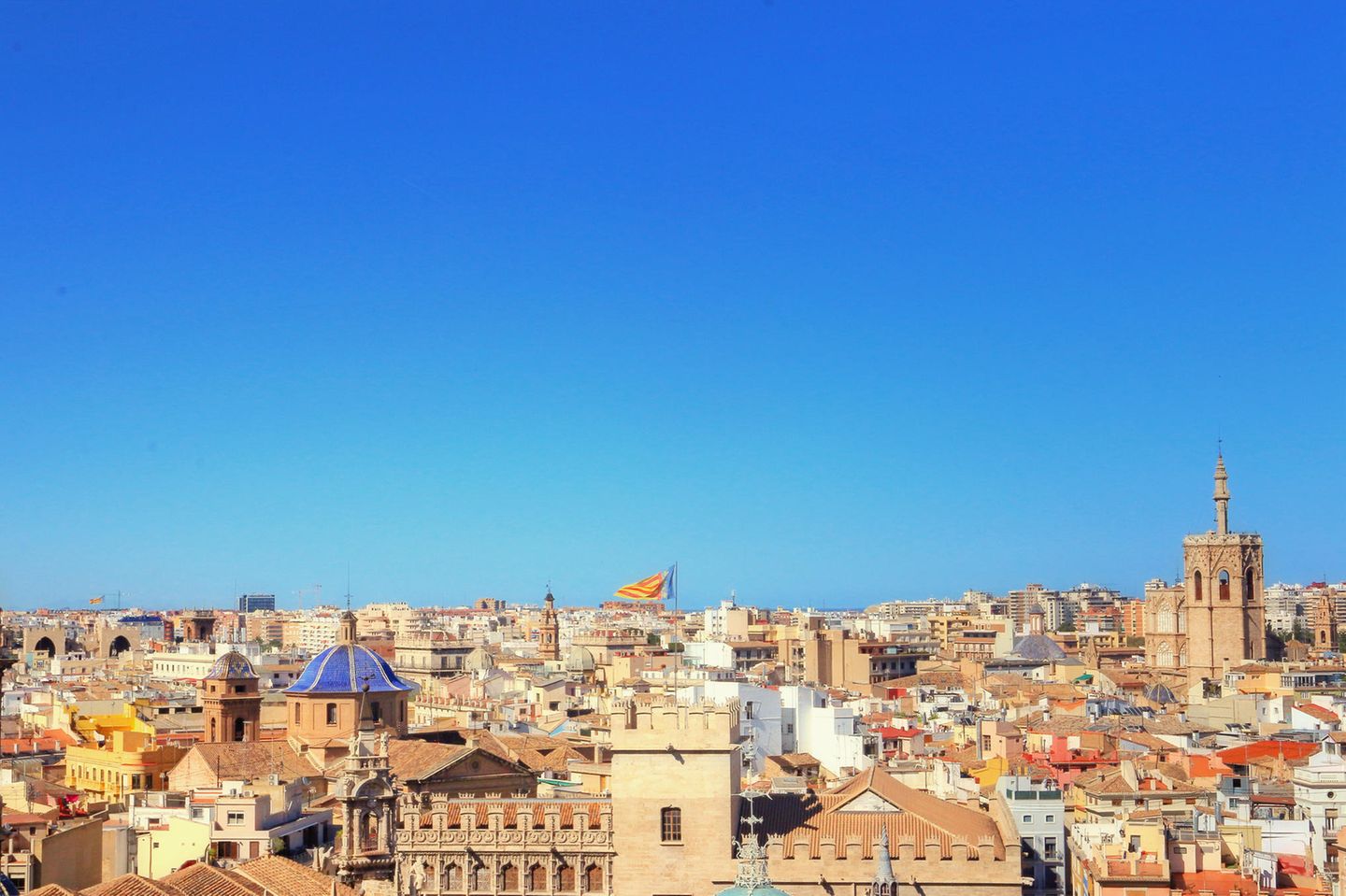 Torres de Quart: beste Aussichten auf die Stadt Skyline von Valencia mit, in warmen Farbtönen gehaltene Häuser.