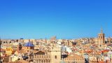Skyline von Valencia mit, in warmen Farbtönen gehaltene Häuser.