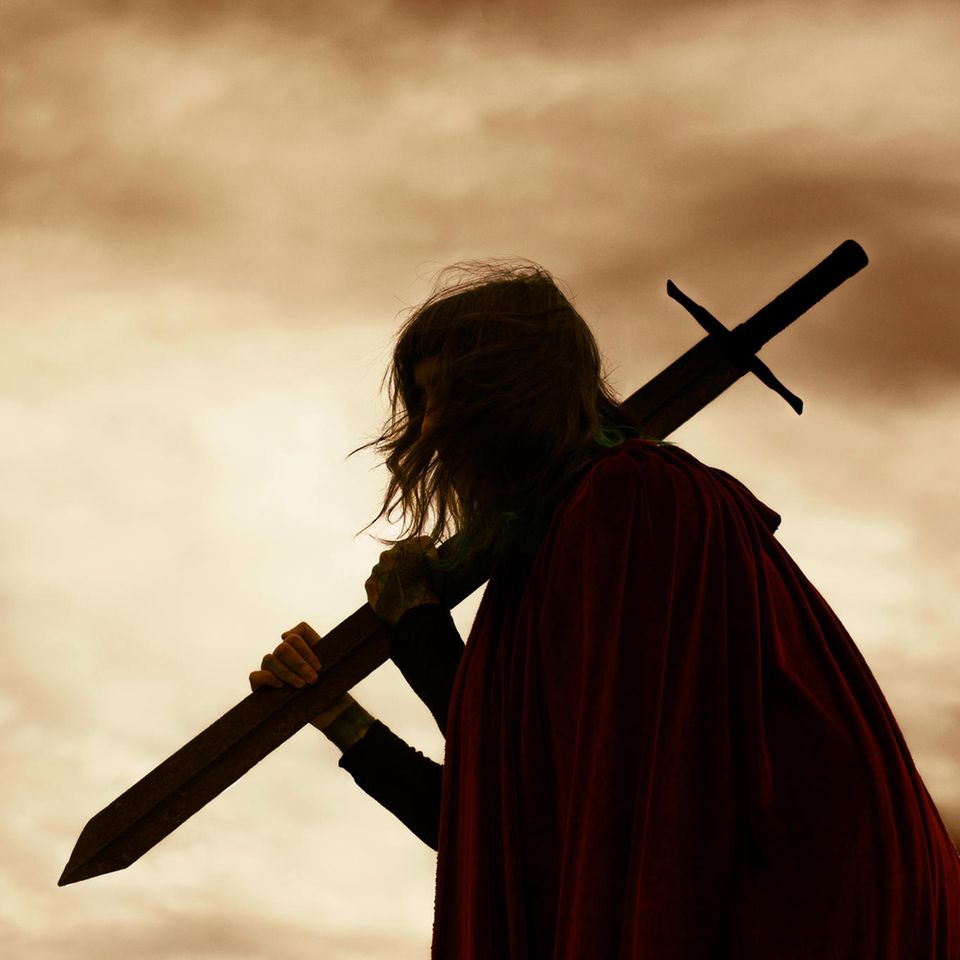 Mann hält Schwert in der Hand