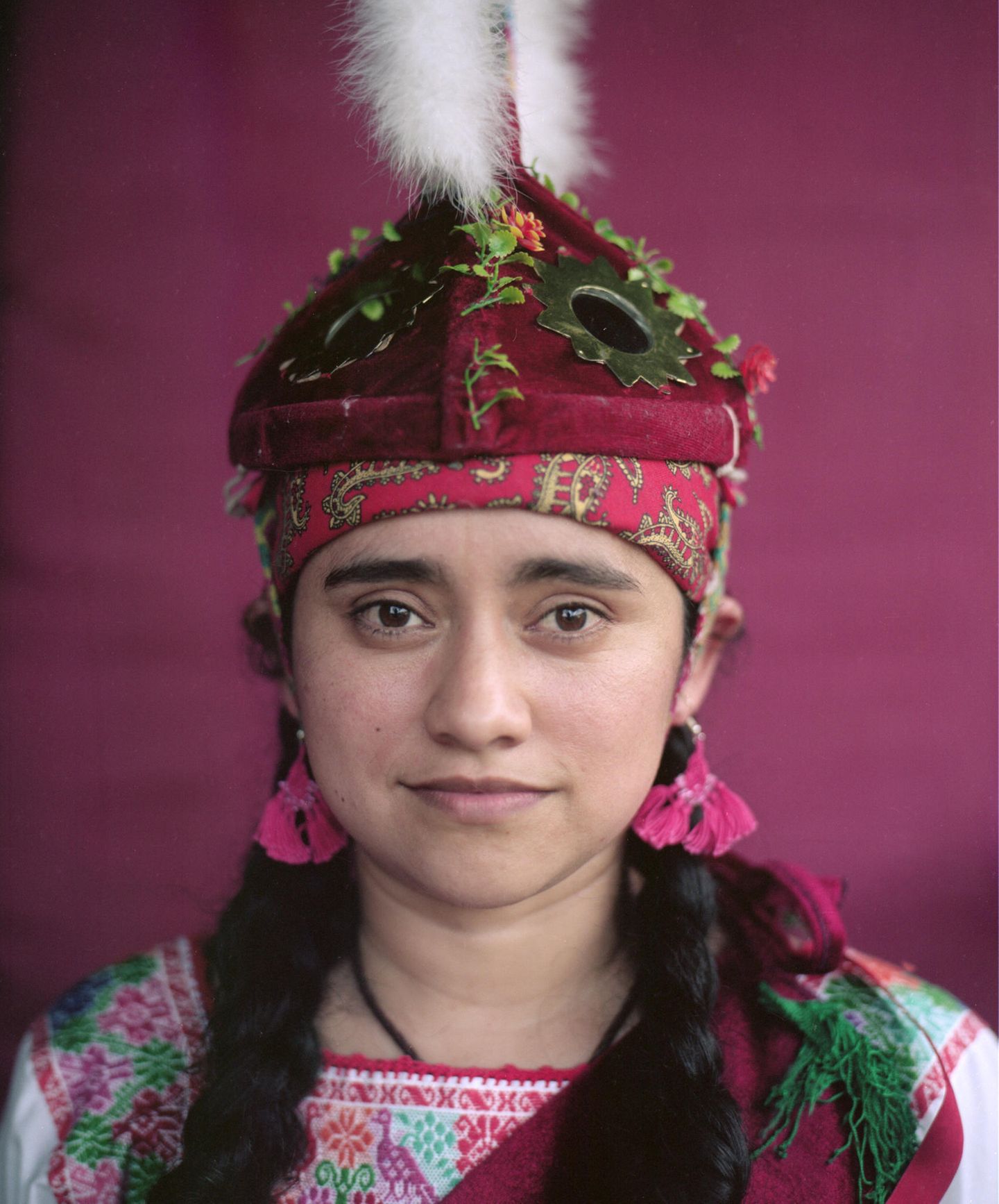 Die Kopfüberfliegerin Cuetzalan, eine Bergstadt im Osten Mexikos, ist Heimat der fliegenden Menschen. "La Danza de los Voladores" ist ein Ritual, das in den Wolken spielt und tief im indigenen Glauben wurzelt. An einem Seil kreisen die Voladores kopfüber um einen 30 Meter hohen Pfahl, der vor der Kirche angebracht ist. Verschiedene ethnische Gruppen in Mexiko und Mittelamerika führten den Tanz über Jahrhunderte auf, später machten ihn sich die spanischen Kolonialherren zu eigen. Seit etwa 35 Jahren dürfen auch Frauen mitfliegen. Zum Glück, sagt Irene García Hernández. Zieht sie ihr Kostüm an, lässt sie den Alltag, die Arbeit am Busterminal, hinter sich. Auch ihr Mann und ihre Tochter sind Voladores. Sie tragen selbst gefertigte Adlerkostüme, die das Ritual zu seinen indigenen Ursprüngen zurückführen sollen. Die GEO-Geschichte von Charlotte Köhler lesen Sie hier.