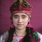 Cuetzalan, eine Bergstadt im Osten Mexikos, ist Heimat der fliegenden Menschen. "La Danza de los Voladores" ist ein Ritual, das in den Wolken spielt und tief im indigenen Glauben wurzelt. An einem Seil kreisen die Voladores kopfüber um einen 30 Meter hohen Pfahl, der vor der Kirche angebracht ist. Verschiedene ethnische Gruppen in Mexiko und Mittelamerika führten den Tanz über Jahrhunderte auf, später machten ihn sich die spanischen Kolonialherren zu eigen. Seit etwa 35 Jahren dürfen auch Frauen mitfliegen. Zum Glück, sagt Irene García Hernández. Zieht sie ihr Kostüm an, lässt sie den Alltag, die Arbeit am Busterminal, hinter sich. Auch ihr Mann und ihre Tochter sind Voladores. Sie tragen selbst gefertigte Adlerkostüme, die das Ritual zu seinen indigenen Ursprüngen zurückführen sollen.  Die GEO-Geschichte von Charlotte Köhler lesen Sie hier.