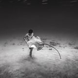 Im warmen Wasser des Südpazifiks treffen sich zwei Nachbarn: Ein Stachelrochen streift spielerisch den Freitaucher Titouan Bernicot. Der zählt das Meer vor Französisch-Polynesien zu seinem Zuhause. Und das schützt er, wo er kann. Seine Organisation "Coral Gardeners" setzt Korallen ins Riff, um es zu retten. Das Bild stammt aus dem Buch "Hope" der Fotografin und Meeresbiologin Cristina Mittermeier. Ihr Ziel ist es, die Schönheit und Vielfalt der Natur einzufangen – und die Weisheit derjenigen Gemeinschaften, die ihre Umwelt seit Jahrtausenden ehren und bewahren. 