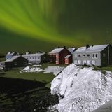 Manchmal lassen sich Menschen in Gegenden nieder, in denen der Alltag mühsamer ist als anderswo. Man kann das stur nennen. Oder bewundernswert. In Gamvik ist er rau und oft kalt. 227 Bewohner trotzen in dem Ort an der Spitze Norwegens der ruppigen Natur. Fällt der Strom aus, wird das Dorf vom grünlich schimmernden Polarlicht am Himmel erleuchtet. Und, wie hier, von den Suchscheinwerfern nahender Fischerboote.  Die GEO-Geschichte von Gesa Gottschalk lesen Sie hier.