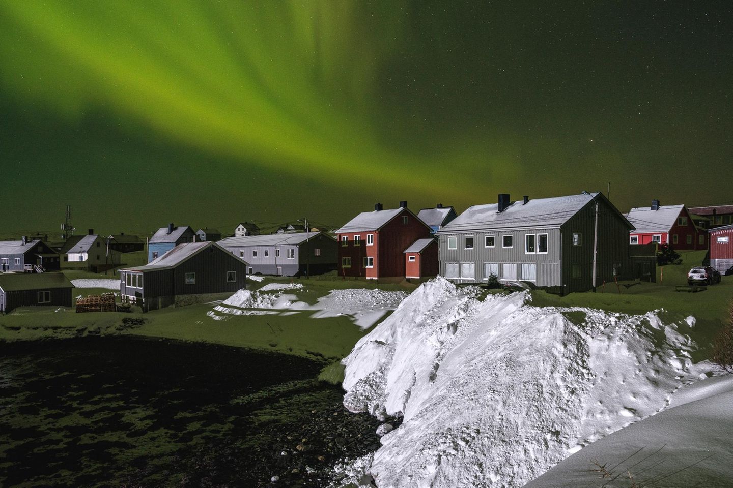 Leben an der Kante Manchmal lassen sich Menschen in Gegenden nieder, in denen der Alltag mühsamer ist als anderswo. Man kann das stur nennen. Oder bewundernswert. In Gamvik ist er rau und oft kalt. 227 Bewohner trotzen in dem Ort an der Spitze Norwegens der ruppigen Natur. Fällt der Strom aus, wird das Dorf vom grünlich schimmernden Polarlicht am Himmel erleuchtet. Und, wie hier, von den Suchscheinwerfern nahender Fischerboote.  Die GEO-Geschichte von Gesa Gottschalk lesen Sie hier.
