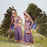 Im Hinduismus sind die Götter ein selbstverständlicher, magischer Teil des Alltags – und mischen sich bei religiösen Festen unter die Gläubigen. Für sein Projekt "Aam Astha" ("gemeinsamer Glaube") reiste der Fotograf Charles Fréger durch Indien und inszenierte kostümierte Volkskünstler aus mehr als 60 Traditionen. Seine sorgfältig komponierten Fotografien zeigen Bilder und Rituale "jenseits der Mainstream-Ikonografie", wie Autor Kai Friese in GEO schreibt. Der Pfauentanz, den hier zwei Tänzerinnen im nordindischen Bundesstaat Uttar Pradesh aufführen, erzählt von Radha und Krishna, der größten Liebesgeschichte im hinduistischen Götterkosmos: Radha imaginiert ihren Geliebten in den prachtvollen Vögeln.