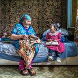 Seit fast 3000 Jahren leben die Ewenken mit ihren Rentierherden in der Tundra Sibiriens. Gold- und Juwelenschürfer, von Putin gefördert, bedrohen ihre Existenz. Jetzt schmilzt auch noch der Permafrost. Die Fotografin Natalya Saprunova dokumentiert das Drama in ihrer Heimat. Sie erzählt Geschichten wie die von Galina Lasarewa. In ihrem Haus berichtet die 82-Jährige ihrer Urenkelin Sofia von einer Zeit, bevor sie sesshaft wurden. Und auch davon, wie sie einst für die Goldsucher arbeitete, die vom Naturwissen der Ewenken profitierten, und wie ihnen ihre Kultur abhandenkam.  Die GEO-Geschichte von Peter-Matthias Gaede lesen Sie hier.