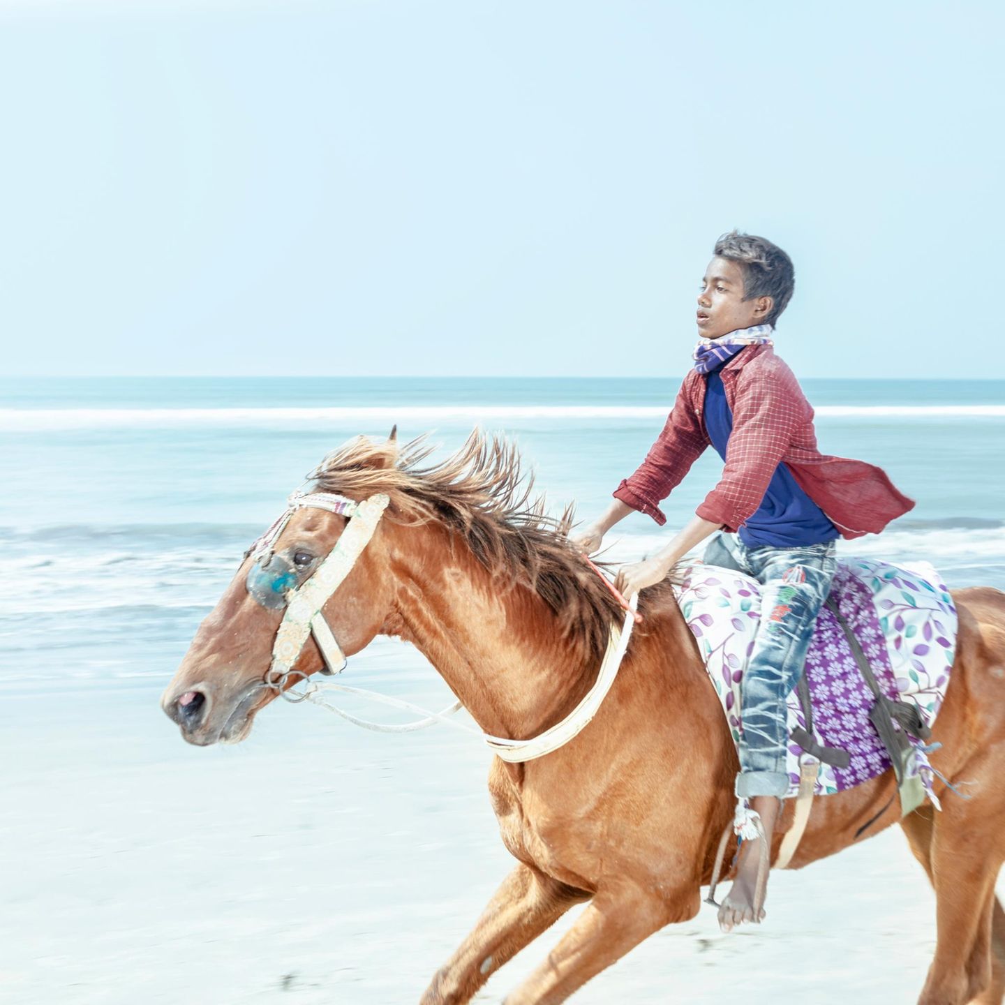 Vom Licht im Schatten Als Kind liebte Ismail Ferdous die leichten Tage am Strand von Cox’s Bazar in Bangladesch. Als Fotograf kehrte er Jahre später zurück und traf Menschen, deren Leben an diesem Ort im hellen Schein der Sonne schwerelos erscheint. Seine Fotos flimmern vor Verzauberung. Dabei hielt er die Motive von Cox’s Bazar eher beiläufig fest: "Die Menschen wie dieser junge Reiter hatten am Strand so eine gute Zeit. Ich wollte ihnen diese Zeit nicht stehlen." Doch auch das, was Ferdous ausblendet, ist für ihn präsent. Das Fotoprojekt begann im Jahr 2020. Damals reiste er in seine Heimat, um für GEO die Arbeit des Welternährungsprogramms in den Flüchtlingslagern der Rohingya in Cox’s Bazar zu dokumentieren. Am Strand habe er versucht, sich selbst zu befreien, sagt Ferdous. Die GEO-Geschichte von Kai Friese lesen Sie hier.