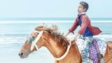 Als Kind liebte Ismail Ferdous die leichten Tage am Strand von Cox’s Bazar in Bangladesch. Als Fotograf kehrte er Jahre später zurück und traf Menschen, deren Leben an diesem Ort im hellen Schein der Sonne schwerelos erscheint. Seine Fotos flimmern vor Verzauberung. Dabei hielt er die Motive von Cox’s Bazar eher beiläufig fest: "Die Menschen wie dieser junge Reiter hatten am Strand so eine gute Zeit. Ich wollte ihnen diese Zeit nicht stehlen."   Doch auch das, was Ferdous ausblendet, ist für ihn präsent. Das Fotoprojekt begann im Jahr 2020. Damals reiste er in seine Heimat, um für GEO die Arbeit des Welternährungsprogramms in den Flüchtlingslagern der Rohingya in Cox’s Bazar zu dokumentieren. Am Strand habe er versucht, sich selbst zu befreien, sagt Ferdous.  Die GEO-Geschichte von Kai Friese lesen Sie hier.