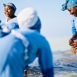 An der Ostküste von Sansibar kultivieren die "Mwani Mamas" Algen. Mwani ist der Name der ersten von Frauen betriebenen Algenfarm der Inselgruppe. Sie verschafft ihnen ein eigenes Einkommen und damit mehr Unabhängigkeit. Extrakte aus Algen sind begehrt: Sie kommen unter anderem in Lebensmitteln, Kosmetika, Medikamenten und der Textilbranche zum Einsatz. Manchen Männern war die Tatkraft der Algenfarmerinnen zuerst suspekt. Doch die Kritik verstummte schnell, als die Algenfarm bessere Lebensbedingungen für alle schuf.